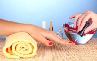 How to Preserve Your Nail Polish and Keep It Shiny Between Visits